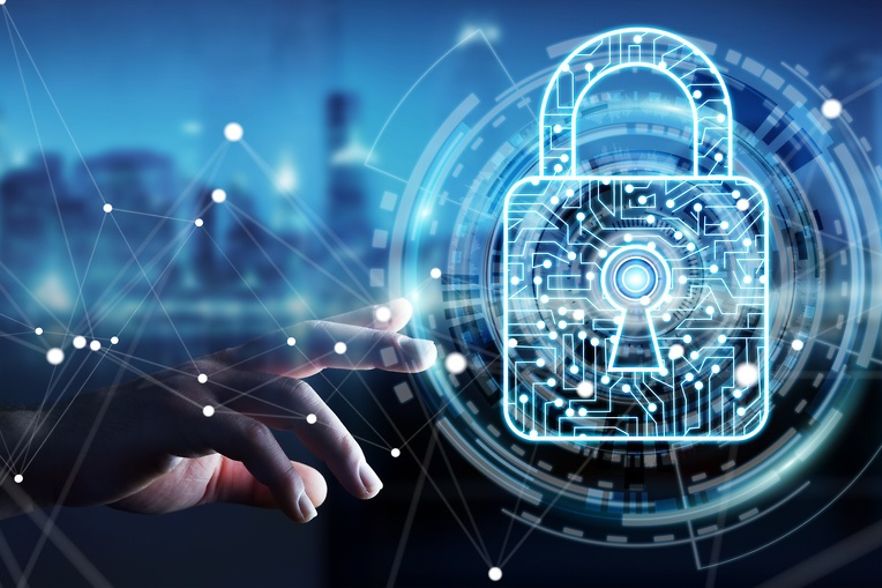 Machen Sie den CYBERsicher Check Ein digitales Schloss und links im Bild eine Hand